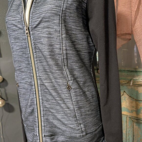 Size 8 Lululemon Daily Yoga Jacket in Coco Pique Black/Black - Picture 3 of 4